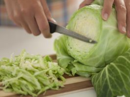 Как из капусты приготовить вкусный салат. 3 варианта